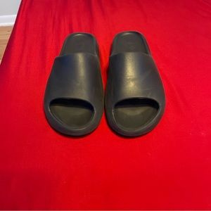 Adidas Yeezy Slide “Onyx” (2022-2023)